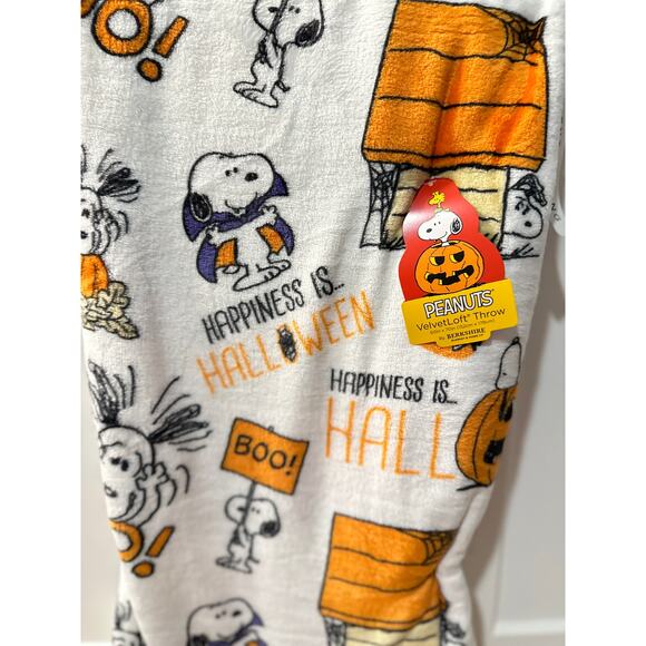 Snoopy Peanuts Happiness Is Halloween Blanket - Picture 4 of 4